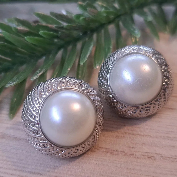 Clip on Silver tone earrings  with pearl accent - Picture 2 of 5